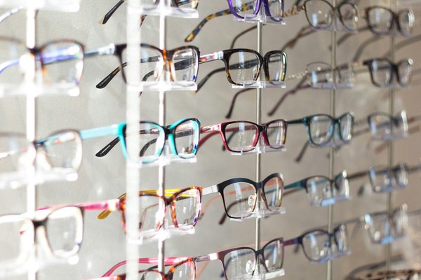 Comment choisir et porter des lunettes de vue tendance qui rehaussent votre look ?
