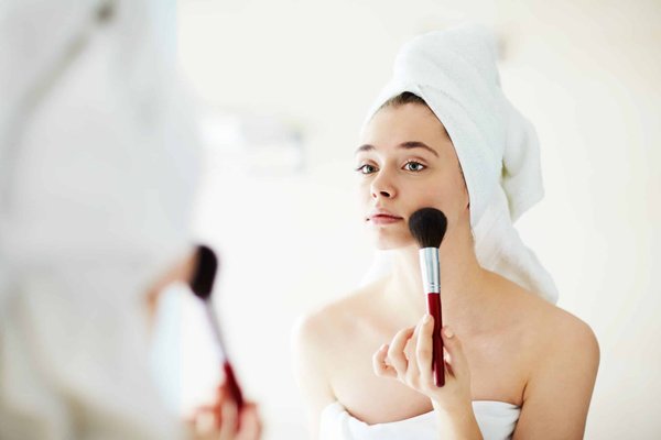 Quelles astuces pour allier maquillage professionnel et protection de la peau ?